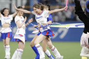 【海外の反応】ヤクルト戦の余興でチアガールがリレーを走る「一度は日本で野球観戦すべき」