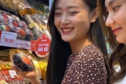 東南アジアで韓国産の果物が大人気！韓国イチゴ、ブドウ、梨、リンゴ‥ベトナム旧正月の最高プレゼントは、「金持ちの国」韓国から届いた韓国イチゴ！　
