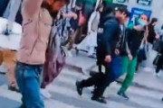 海外「難民受け入れを求めてフランスで暴れるアフガニスタン人達」