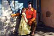 ベルに扮した5歳の女の子がディズニーワールドで大変身！一瞬の早替わりでガストンを驚かせる