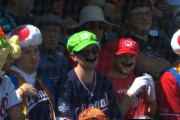 【海外の反応】スーパーマリオの一団がMLBの客席に現れる