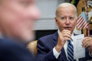 操り人形説立証？バイデン大統領、誤ってカンニングペーパーを報道陣に見せてしまう[海外の反応]