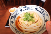 【海外の反応】「これはファーストフードではないぞ！」いざ日本の丸亀製麺へ潜入。