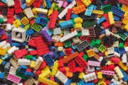 レゴのミニフィグってどうやって作ってるの？「めっちゃ速いw」「それでも売り切れで買えない…」海外の反応