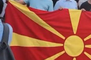 海外「中国で旭日旗と間違えられて北マケドニアの国旗が降ろされるwww」