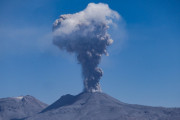 海外「この日本人は命がけで動画を撮ってるぞ！」阿蘇山噴火の映像よりも撮影者が怖い