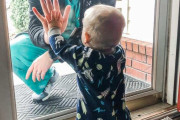 海外「新型コロナウイルスのせいだ・・・」子供と触れ合えない医師の写真が悲しすぎると話題に