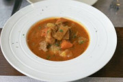 自家野菜で作るカツカレー！「ジブリ映画のような空気」「蝶が手に止まるなんて！」海外の反応