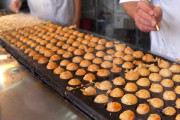 大阪の会津屋、ラヂオ焼きの作り方を見てみよう！外国人も見たことないものに興味津々！