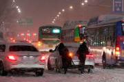 【韓国】カンナムの道路に捨てられたベンツ・BMW・フェラーリ ... 大雪で高級車地獄