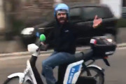 【海外の反応】相手を煽りまくったバイク乗りのローマサポの結末がこれ「映画のワンシーンｗ」
