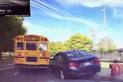 路上では俺が大正義。他のやつは俺のために道を空けるべきと考えてる男の運転。海外の反応