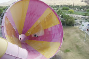 荒れ果てたウォーターパークを電動モトクロッサーで走る！