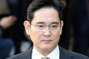 韓国人「拘置所から出てきたサムスントップを見つめる女性記者の表情をご覧くださいｗｗｗｗ」