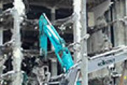 日本の爆破に頼らないビルの解体工法「だるま落とし式解体」 海外の反応