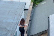【海外】屋根に住む野良猫と友達になるために彼女が選んだ驚きの行動とは？