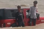 海辺で動画を撮ろうとしたインドの大学生、クルマを水没させて逮捕される
