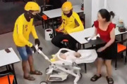 忙しいママ店員の代わりに…お客さんたちが順番に赤ちゃんをあやしてくれる店