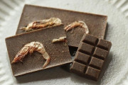 外国人「日本には桜えび醤油チョコレートという商品が存在する…」