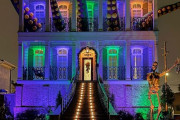 ハロウィンガチ勢の外国人の飾り付けが凄すぎる！これにはビビる！