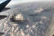 海外「上空から撮った、雲から顔を出す富士山の写真」→「すごいな！」「この画像は深く心に突き刺さったよ」「富士山に雪が降ってる」
