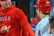 【海外の反応】ネヴィン監督が大谷翔平に中指を立てている【MLB】
