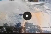 親が目を離した瞬間、赤ちゃんを乗せたベビーカーが坂道滑っていき・・・近くを通った男の行動が海外で話題に