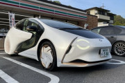 外国人「日本のセブンイレブンに停まってた車が未来的すぎる」