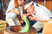 日本一の高速餅つきで有名な奈良県の中谷堂の動画が話題に（海外の反応）