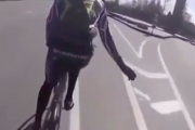 手信号を信用しすぎるな！高速道路でロードバイクとトラックの接触事故。海外の反応