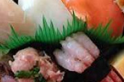 海外「日本にいれば3ドルでSushiが食えるんだぞ！信じられるか！？」日本のお寿司セットを紹介する外国人