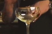 慣れた手つきでカクテルを造る映像が海外で話題に←途中燃えてるの何？