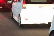 前の車がなぜか「千と千尋の神隠し」を見せてくる･･･不思議な車が海外で話題に