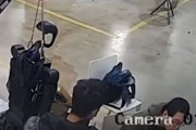 【海外】人型ロボットが暴走！作業員に襲いかかる瞬間を捉えた衝撃映像