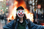 映画『ジョーカー』のマスクを着けた男、警察車両に火を放ち暴れまわる恐ろしい姿が激写されてしまう・・