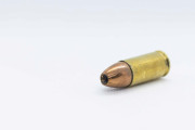 ネックレスが銃弾を受け止め九死に一生