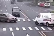 あらあらどうもこんにちは。奇跡のタイミングで出会った仲良しな３台の車たち。海外の反応