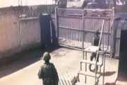 海外「ロシア兵を轢くロシア軍のトラック」