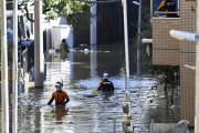 日本は台風がとても多いのに、どうして道路脇に電柱があるの？（海外の反応）