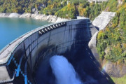 毎秒2万リットルの水を出す巨大なバルブの威力を実感♪「あの水流の下に潜り込むことを想像しています」「山を切り裂くようなイメージ」海外の反応