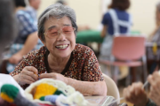 海外「日本人の平均寿命が伸び続けているらしい・・・」長生きができる＝幸せではない、という外国人からの意見も