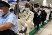 海外「そんな日本が大好きだ」横浜駅で大人がミニ電車に乗る様子が話題に