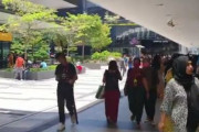 海外「シンガポールでは既に人々はマスクをせずに通りを歩き、店は通常営業に戻っているようだぞ」