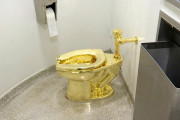 【海外】ゴールドトイレを盗んじゃった泥棒たち、たった5分で逃げた話！