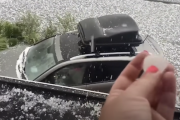 真夏なのにイギリスで雹が降った！車と家の窓に穴空いちゃう！