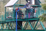 【LiveLeak　閲覧注意】 車椅子に乗った身体不自由な女の子が橋から川に投げ込まれる動画が恐すぎる