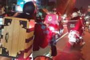 海外の反応 【鬼滅の刃】「町中でバイクに乗ってる炭治郎とねずこを見かけたｗ」（コスプレ）