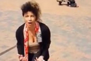 海外「保守派を奇声で威嚇するリベラル芸大生」
