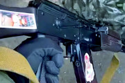 海外「マジかよ…」ウクライナ人、ライフル銃に美少女アニメキャラのシールを貼って戦ってしまう（海外の反応）