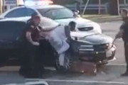 海外「アメリカの警官が無抵抗の容疑者に対して何度も犬をけしかける」